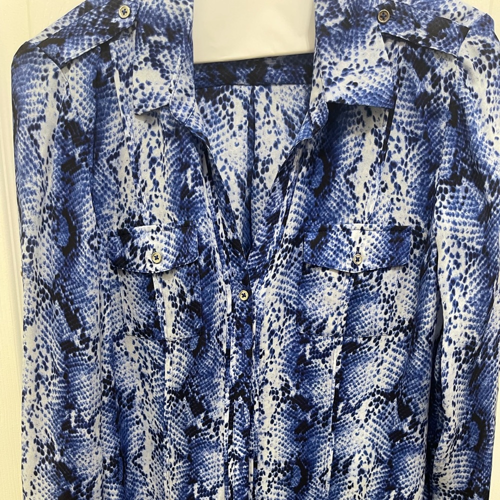White House black market Silk blouse blue